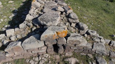 Siddi, Sardinya Nuragic megalitik mimarisinde tarih öncesi bir dev mezarın insansız hava aracı görüntüsü