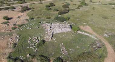 Siddi, Sardinya Nuragic megalitik mimarisinde tarih öncesi bir dev mezarın insansız hava aracı görüntüsü