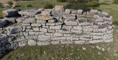 Siddi, Sardinya Nuragic megalitik mimarisinde tarih öncesi bir dev mezarın insansız hava aracı görüntüsü