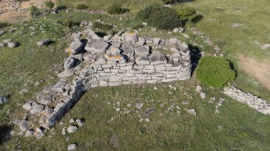 Siddi, Sardinya Nuragic megalitik mimarisinde tarih öncesi bir dev mezarın insansız hava aracı görüntüsü