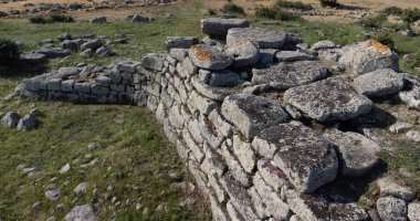Siddi, Sardinya Nuragic megalitik mimarisinde tarih öncesi bir dev mezarın insansız hava aracı görüntüsü
