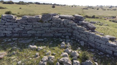 Siddi, Sardinya Nuragic megalitik mimarisinde tarih öncesi bir dev mezarın insansız hava aracı görüntüsü