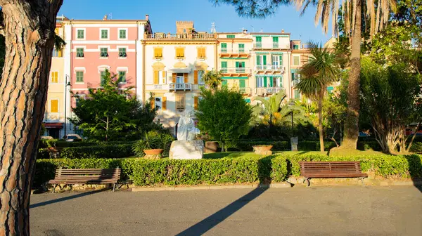 Lerici Şatosu ve limana yanaşmış renkli köy manzarası