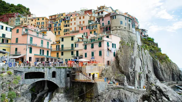 Liguria Cinque Terre 'de mavi denize bakan Manarola' nın renkli yamaçlı evleri