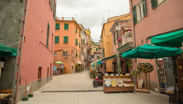 Monterosso, Liguria 'da bir sokakta el yapımı limon ve köy temalı seramik hediyelik eşya.