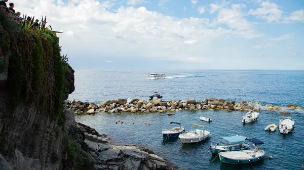 Resimli Riomaggiore limanında parlak renkli evler ve tekneler, Cinque Terre, İtalya