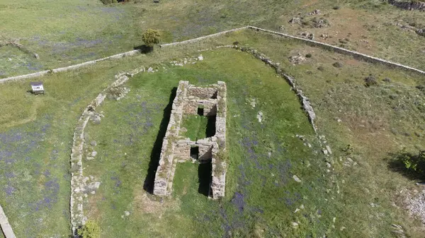 Siddi, Sardinya Nuragic megalitik mimarisinde tarih öncesi bir dev mezarın insansız hava aracı görüntüsü