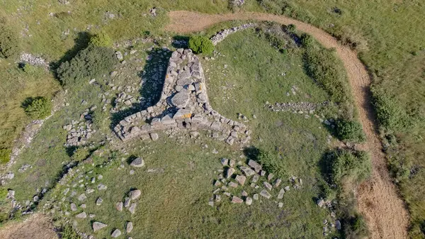 Siddi, Sardinya Nuragic megalitik mimarisinde tarih öncesi bir dev mezarın insansız hava aracı görüntüsü