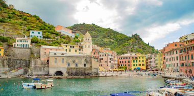 Limandan renkli Vernazza, 5 terre Liguri.