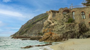 Monterosso, Cinque Terre, Liguria 'nın kayalıklarına oyulmuş ünlü 