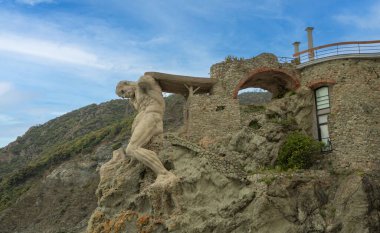 Monterosso, Cinque Terre, Liguria 'nın kayalıklarına oyulmuş ünlü 