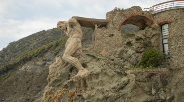 Monterosso, Cinque Terre, Liguria 'nın kayalıklarına oyulmuş ünlü 