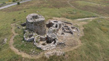 Suelli, Sardunya 'da antik bir Bronz Çağı megalitik yapısı olan Nuraghe Piscu' nun insansız hava aracı görüntüsü
