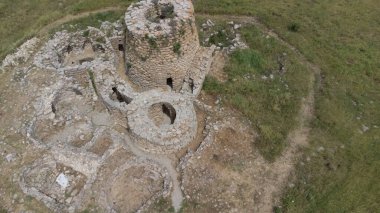 Suelli, Sardunya 'da antik bir Bronz Çağı megalitik yapısı olan Nuraghe Piscu' nun insansız hava aracı görüntüsü