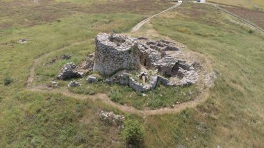 Suelli, Sardunya 'da antik bir Bronz Çağı megalitik yapısı olan Nuraghe Piscu' nun insansız hava aracı görüntüsü