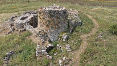 Suelli, Sardunya 'da antik bir Bronz Çağı megalitik yapısı olan Nuraghe Piscu' nun insansız hava aracı görüntüsü