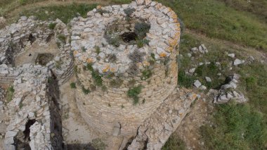 Suelli, Sardunya 'da antik bir Bronz Çağı megalitik yapısı olan Nuraghe Piscu' nun insansız hava aracı görüntüsü