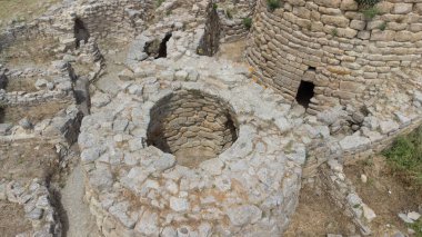 Suelli, Sardunya 'da antik bir Bronz Çağı megalitik yapısı olan Nuraghe Piscu' nun insansız hava aracı görüntüsü