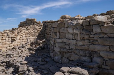 Villanovafranca, Sardunya, İtalya 'daki Bronz Çağı Nuragic kompleksi Nuraghe Su Mulinu' nun manzarası