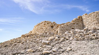 Villanovafranca, Sardunya, İtalya 'daki Bronz Çağı Nuragic kompleksi Nuraghe Su Mulinu' nun manzarası