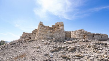 Villanovafranca, Sardunya, İtalya 'daki Bronz Çağı Nuragic kompleksi Nuraghe Su Mulinu' nun manzarası