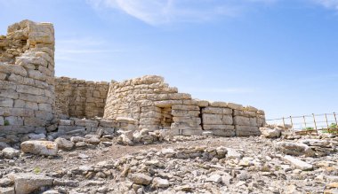 Villanovafranca, Sardunya, İtalya 'daki Bronz Çağı Nuragic kompleksi Nuraghe Su Mulinu' nun manzarası