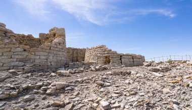 Villanovafranca, Sardunya, İtalya 'daki Bronz Çağı Nuragic kompleksi Nuraghe Su Mulinu' nun manzarası