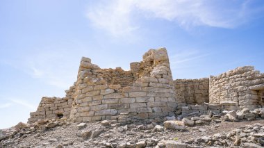 Villanovafranca, Sardunya, İtalya 'daki Bronz Çağı Nuragic kompleksi Nuraghe Su Mulinu' nun manzarası