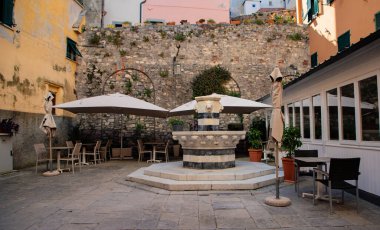 Liguria 'da, Portovenere' de çeşmeli bir meydan.