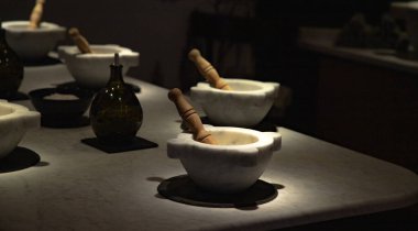 Liguria, İtalya 'da pesto hazırlamak için kullanılan tahta ayaklıklı geleneksel mermer havanlar.
