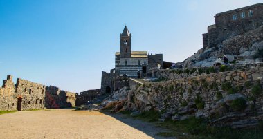 Portovenere 'deki Aziz Peter Kilisesi, Ligurian Denizi' ne bakan kayalık kayalıklar üzerine inşa edilmiştir.