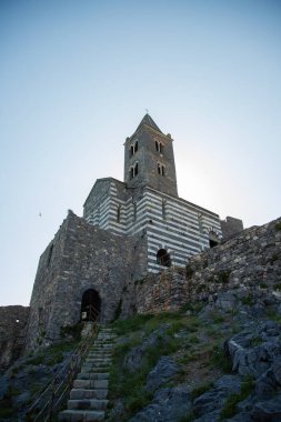 Portovenere 'deki Aziz Peter Kilisesi, Ligurian Denizi' ne bakan kayalık kayalıklar üzerine inşa edilmiştir.