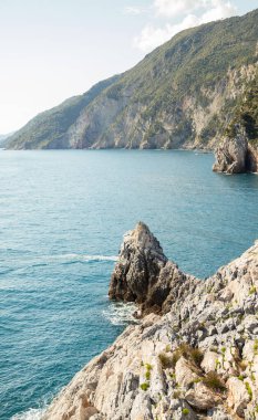 Portovenere 'deki Aziz Peter Kilisesi, Ligurian Denizi' ne bakan kayalık kayalıklar üzerine inşa edilmiştir.