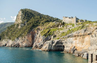 Portovenere 'deki Aziz Peter Kilisesi, Ligurian Denizi' ne bakan kayalık kayalıklar üzerine inşa edilmiştir.