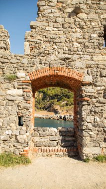 Portovenere 'deki Aziz Peter Kilisesi, Ligurian Denizi' ne bakan kayalık kayalıklar üzerine inşa edilmiştir.