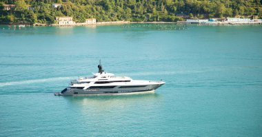 Portovenere 'deki Aziz Peter Kilisesi, Ligurian Denizi' ne bakan kayalık kayalıklar üzerine inşa edilmiştir.