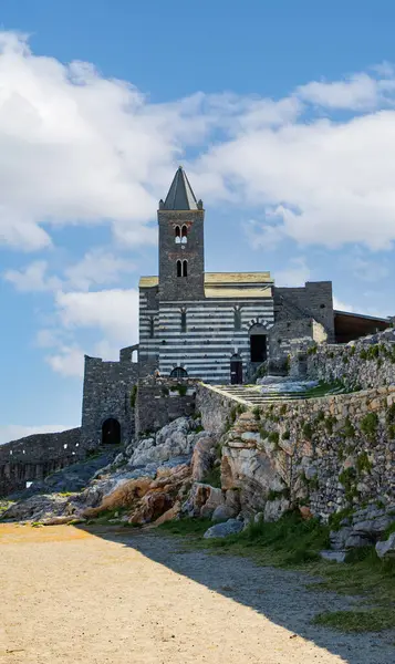 Portovenere 'deki Aziz Peter Kilisesi, Ligurian Denizi' ne bakan kayalık kayalıklar üzerine inşa edilmiştir.