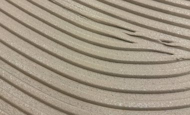 Dikey bej çizgileri ve yumuşak gölgeleri olan desenli yüzey, soyut mimari arka grup