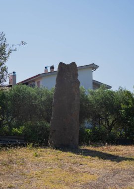 Sardunya 'nın güneyinde, Luxia Arrabiosa' lı antik ayakta duran Menhir taşı.