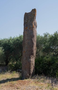 Sardunya 'nın güneyinde, Luxia Arrabiosa' lı antik ayakta duran Menhir taşı.