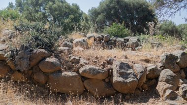 Antik taş Nuraghe harabeleri Güney Sardunya 'da doğayla çevrili.