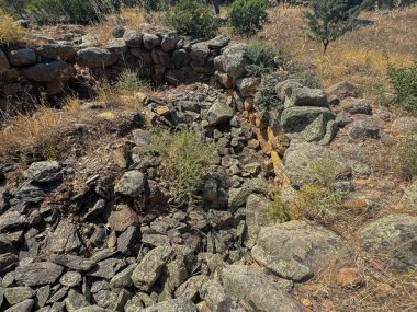 Antik taş Nuraghe harabeleri Güney Sardunya 'da doğayla çevrili.