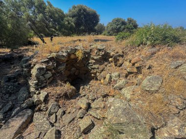 Antik taş Nuraghe harabeleri Güney Sardunya 'da doğayla çevrili.