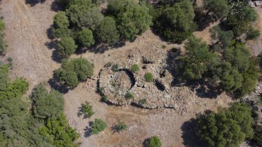 Antik taş Nuraghe harabeleri Güney Sardunya 'da doğayla çevrili.