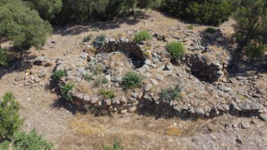 Antik taş Nuraghe harabeleri Güney Sardunya 'da doğayla çevrili.