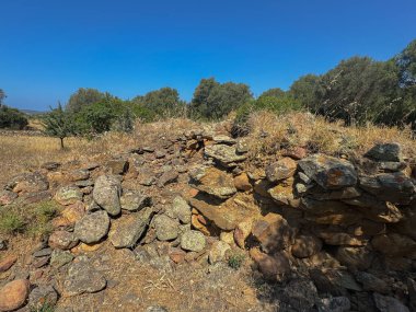 Antik taş Nuraghe harabeleri Güney Sardunya 'da doğayla çevrili.