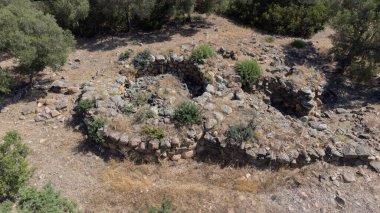 Antik taş Nuraghe harabeleri Güney Sardunya 'da doğayla çevrili.