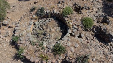 Antik taş Nuraghe harabeleri Güney Sardunya 'da doğayla çevrili.