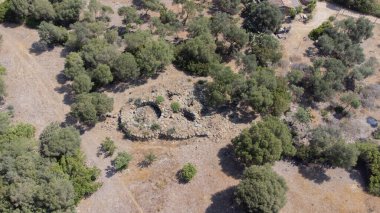 Antik taş Nuraghe harabeleri Güney Sardunya 'da doğayla çevrili.