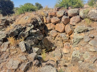 Antik taş Nuraghe harabeleri Güney Sardunya 'da doğayla çevrili.